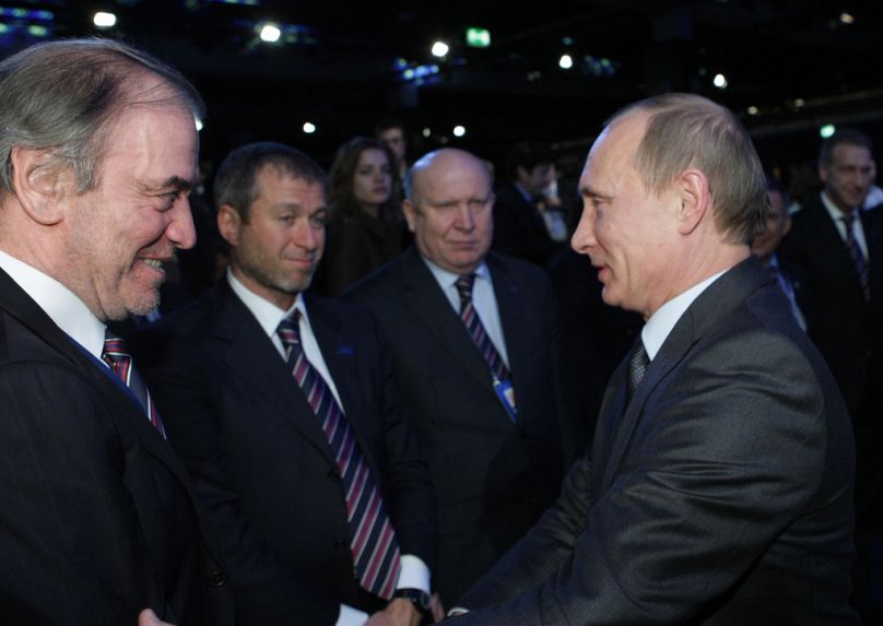 ولادیمیر پوتین رئیس‌جمهور روسیه در دیدار با رومن آبراموویچ و شماری دیگر از الیگارش‌های روس