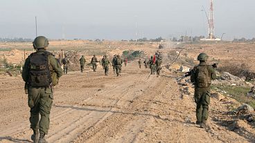 الجيش الإسرائيلي في قوة راجلة في إحدى مدن قطاع غزة