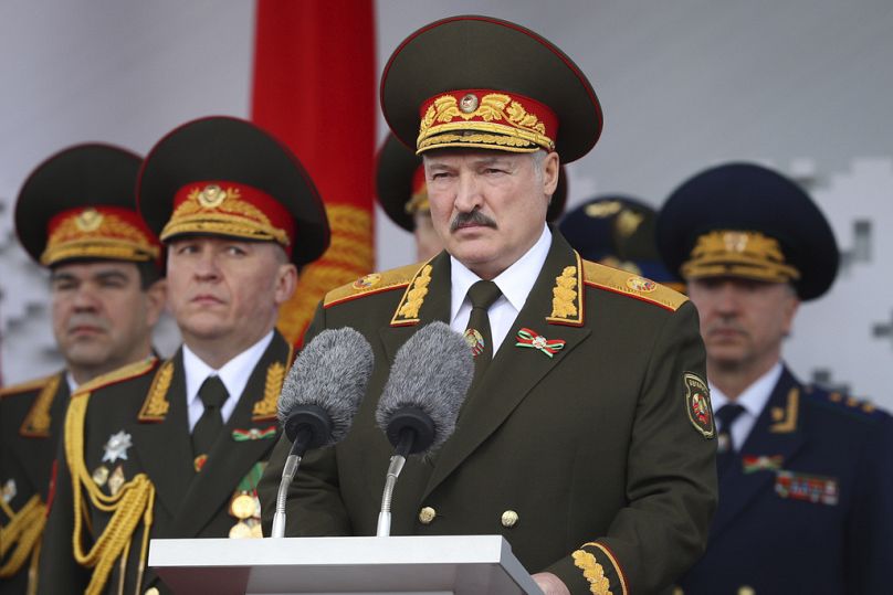 Александр Лукашенко выступает с речью на военном параде в Минске, май 2020 г.