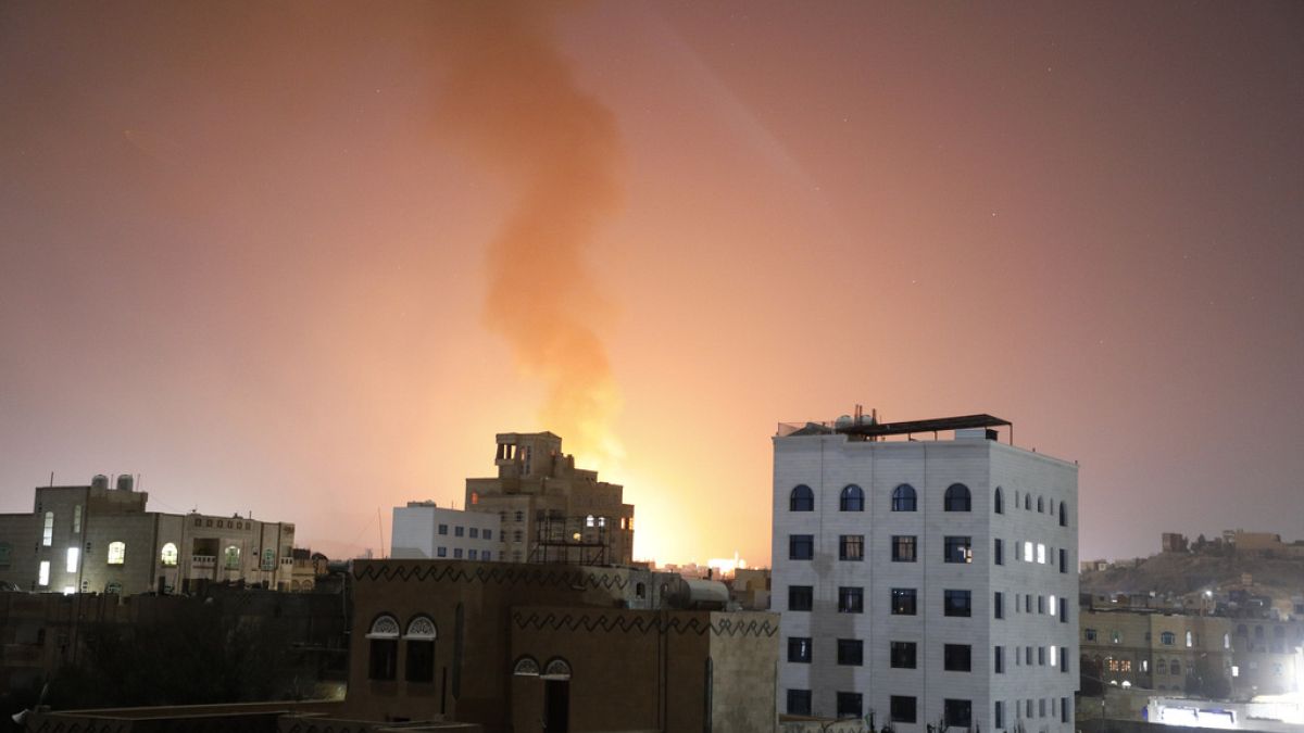САЩ и Обединеното кралство нанасят удари по цели на хусите в Йемен след удар в кораб в Червено море