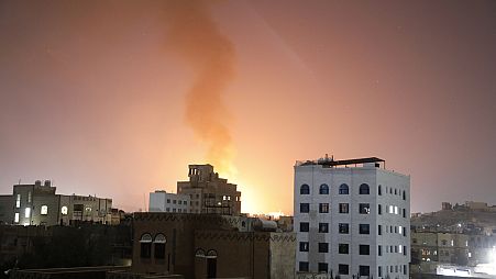 O fumo sobe depois de os ataques aéreos liderados pelos EUA terem atingido alvos em Sanaa, no Iémen, no domingo, 25 de fevereiro de 2024. 