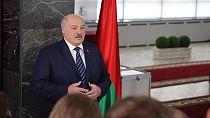 Il presidente bielorusso Alexander Lukashenko dopo aver votato alle elezioni legislative e amministrative di domenica 25 febbraio