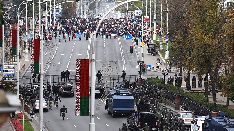 نیروهای پلیس در برابر معترضان به نتیجه انتخابات ریاست جمهوری سال ۲۰۲۲ در بلاروس