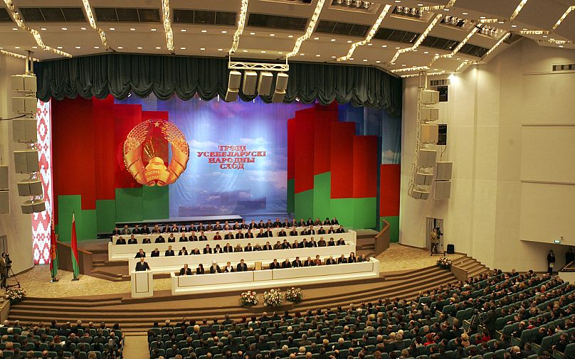 سخنرانی لوکاشنکو (ردیف جلو سمت چپ) در «مجمع مردمی تمام-بلاروسی» در تاریخ دوم مارس ۲۰۰۶