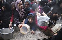 İsrail'in altı aydır yoğun saldırı altında tuttuğu kentte, yardım kuruluşları tarafından sağlanan yemekten almak için sırada bekelyen Filistinliler