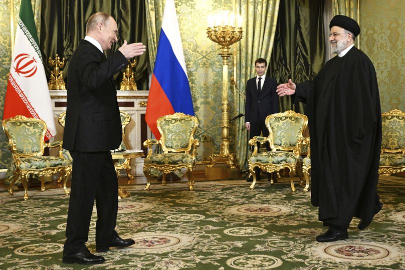 Vlagyimir Putyin orosz elnök és Ebrahim Raiszi iráni államfő Moszkvában, 2023. december 7-én