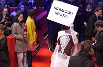 Pancarta contra el racismo en la alfombra roja de la Berlinale