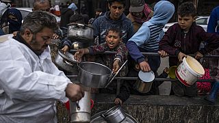 Des Palestiniens font la queue pour obtenir de la nourriture gratuite à Rafah, dans la bande de Gaza, le vendredi 23 février 2024. 
