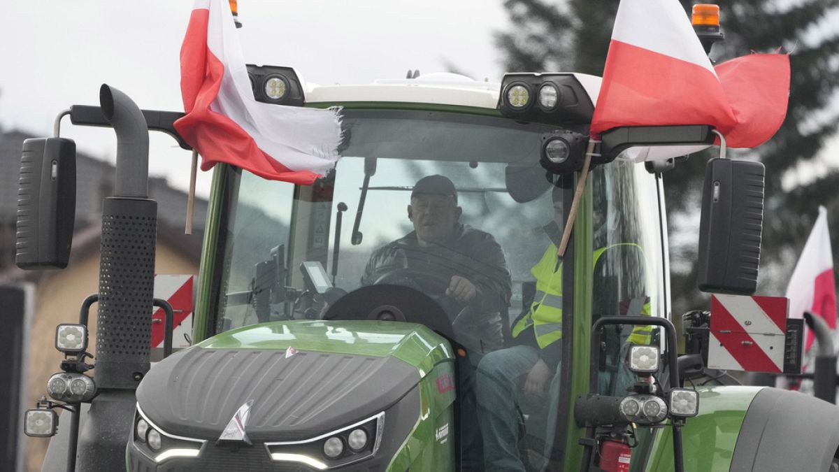 Polish farmers block major highway in protest against EU regulations thumbnail