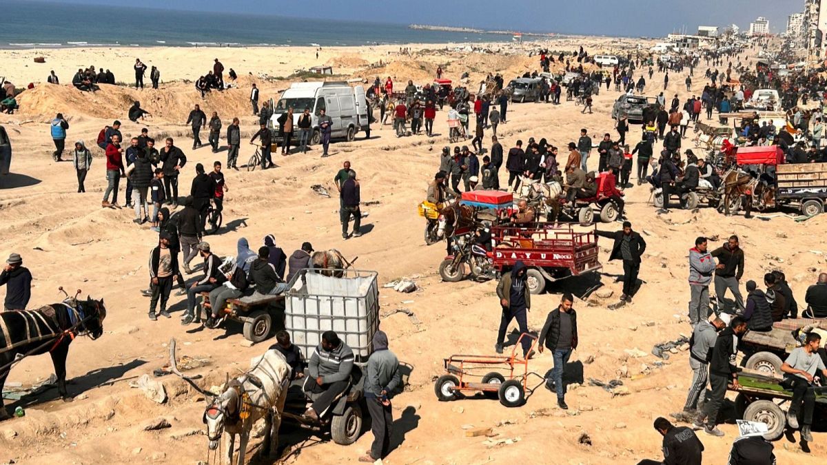 فلسطینیان در انتظار کمک‌های بشردوستانه در ساحل شهر غزه، نوار غزه، یکشنبه، ۲۵ فوریه ۲۰۲۴