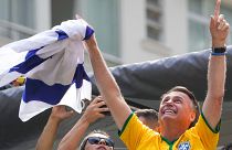 جايير بولسونارو، الرئيس السابق للبرازيل، يرفع علم إسرائيل في أثناء خلال مظاهرة مع أنصاره في ساو باولو