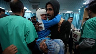 جرحى فلسطينيون أصيبوا في القصف الإسرائيلي على قطاع غزة يصلون إلى مستشفى الأقصى في دير البلح