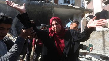 فلسطينية تبكي بعد غارة إسرائيلية على منزل عائلة شاهين في رفح في 24 شباط/فبراير 2024