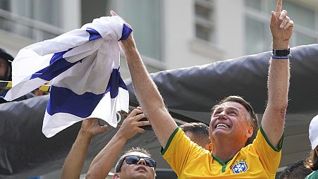 Hakkında darbe ve siyasi komplo gibi çeşitli suçlamalardan soruşturmalar bulunan eski Brezilya Devlet Başkanı Jair Bolsonaro, katıldığı bir mitingde İsrail bayrağı salladı