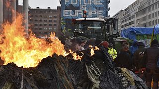 Roghi di pneumatici durante una protesta degli agricoltori al Quartiere europeo di Bruxelles, 26 febbraio 2024