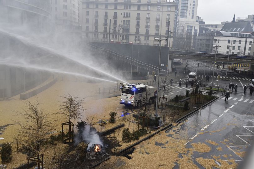 Roghi di pneumatici e fieno per terra durante una protesta degli agricoltori a Bruxelles, 26 febbraio 2024