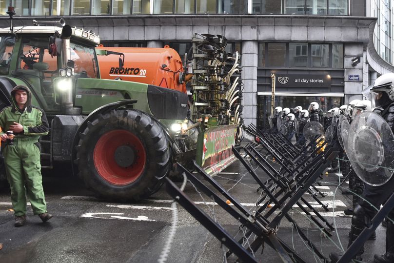 Barricate della polizia contro l'avanzata dei trattori durante le proteste degli agricoltori a Bruxelles, 26 febbraio 2024