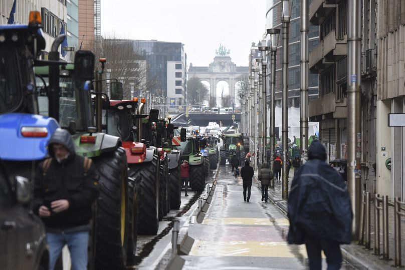 Decine di trattori si dirigono verso il Quartiere europeo di Bruxelles, 26 febbraio 2024