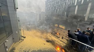 Pneus e fardos de palha foram incendiados nas manifestações