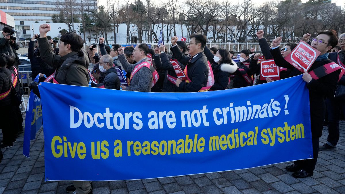 Seoul gives young doctors 4 days to end walkouts, threatening prosecutions or suspended licenses thumbnail