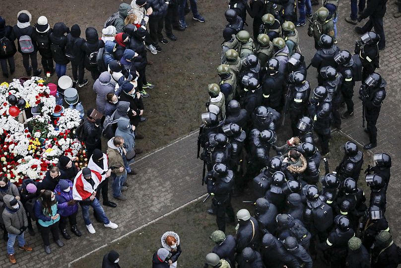 La policía antidisturbios de Bielorrusia bloquea a los manifestantes durante un mitin de la oposición en Minsk, Bielorrusia, el 15 de noviembre de 2020.