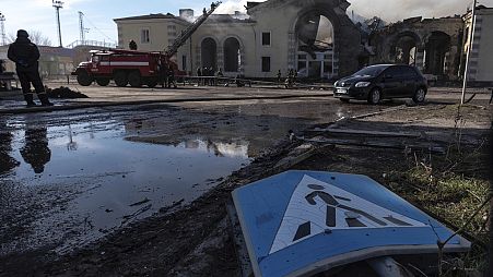 Feuerwehrleute löschten das Feuer an einem Bahnhof nach russischem Beschuss in der östlichen Stadt Kostiantynivka, Region Donetsk, Ukraine, Sonntag, 25. Februar 2024.