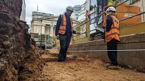 Los arqueólogos discuten los últimos detalles de la planificación de la excavación en el Jubilee Walk de la National Gallery.