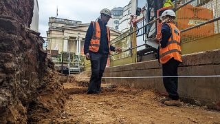 Los arqueólogos discuten los últimos detalles de la planificación de la excavación en el Jubilee Walk de la National Gallery.