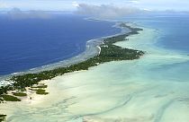 Pasifik'te yer alan Kiribati'ye ait ana Tarawa Adası'ndan hava görünümü (arşiv)