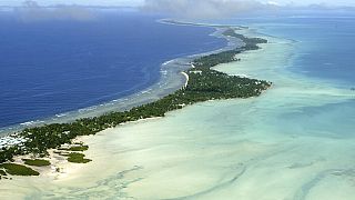 Pasifik'te yer alan Kiribati'ye ait ana Tarawa Adası'ndan hava görünümü (arşiv)