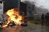 محتجون يشعلون النيران خلال مظاهرة للمزارعين في الحي الأوروبي خارج اجتماع وزراء الزراعة في الاتحاد الأوروبي في بروكسل، الإثنين 26 فبراير/شباط 2024