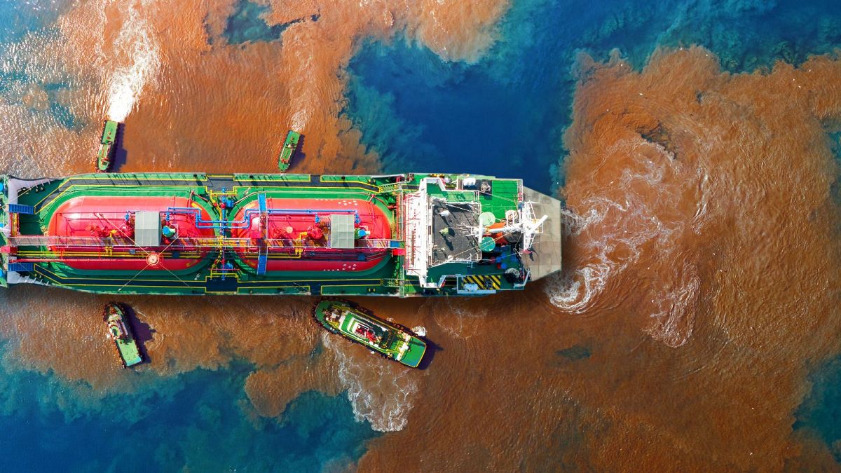 Una perdita di petrolio da una nave. L'estrazione dell'acqua, il riciclaggio delle navi e l'inquinamento sono tra le attività ambientali coperte dalla direttiva aggiornata.