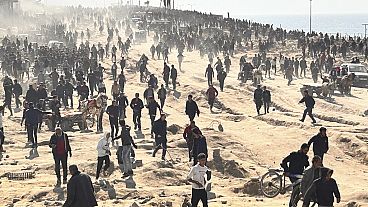 الفلسطينيون أثناء انتظار المساعدات على شواطئ غزة