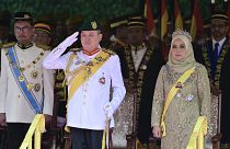  السلطان الملياردير، حاكم ولاية جوهور في ماليزيا ابراهيم اسكندر إلى جانب الملكة رجا زاريث صوفيا 
