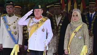  السلطان الملياردير، حاكم ولاية جوهور في ماليزيا ابراهيم اسكندر إلى جانب الملكة رجا زاريث صوفيا 
