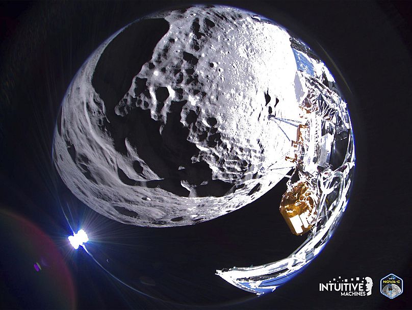 Die Odysseus-Mondlandefähre von Intuitive Machines nimmt ein Weitwinkel-Bild des Kraters Schomberger auf dem Mond auf.