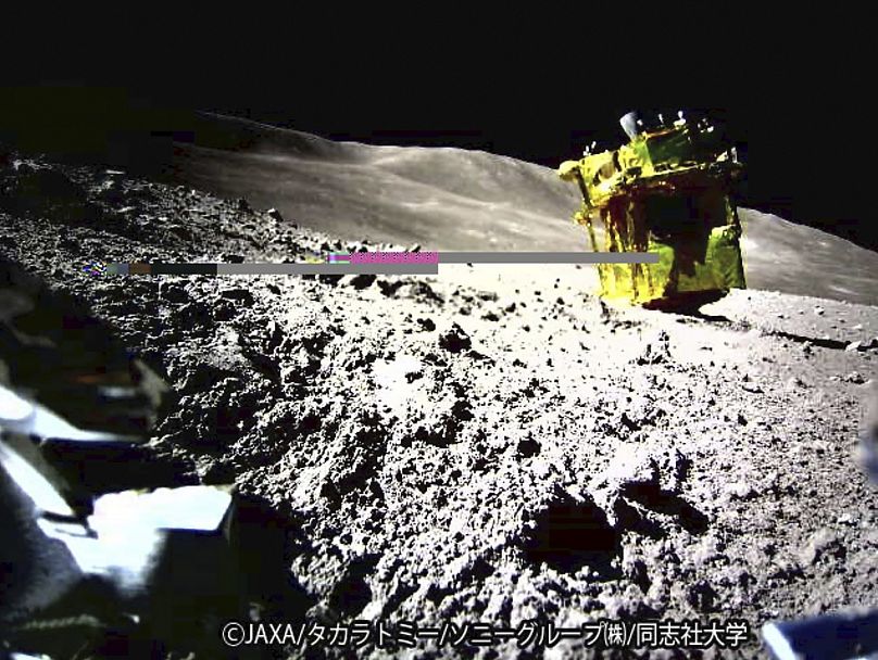 Un'immagine scattata da un Lunar Excursion Vehicle 2 (LEV-2) di un rover lunare chiamato Smart Lander for Investigating Moon, o SLIM, sulla Luna.