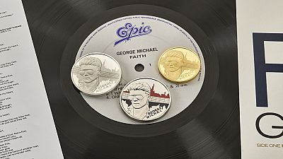 Moedas comemorativas com o rosto de George Michael