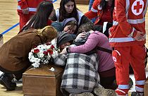 FOTO DE ARCHIVO del 1 de marzo de 2023 que muestra a los familiares de las víctimas en Crotone, al sur de Italia, sobre los ataúdes de migrantes que murieron en el naufragio