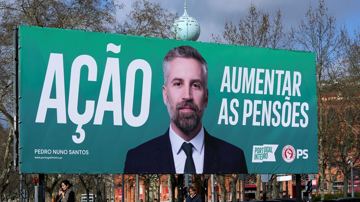 Le leader du parti socialiste Pedro Nuno Santos est affiché sur un panneau de campagne électorale à Lisbonne, lundi 26 février 2024.