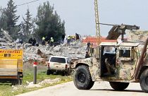 خودروی ارتش لبنان روز دوشنبه ۲۶ فوریه در حومه روستایی در نزدیکی شهر بعلبک در شرق لبنان، جاده منتهی به انبار ویران شده توسط حملات هوایی اسرائیل را مسدود کرده است.