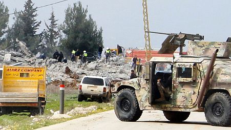 خودروی ارتش لبنان روز دوشنبه ۲۶ فوریه در حومه روستایی در نزدیکی شهر بعلبک در شرق لبنان، جاده منتهی به انبار ویران شده توسط حملات هوایی اسرائیل را مسدود کرده است.