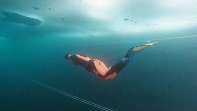 Mit einer Monofloss und ohne zusätzliche Sauerstoffversorgung schaffte es Valentina Cafolla 140 Meter tief unter Eis zu tauchen. 