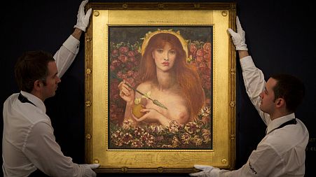 Zaposlenici aukcijske kuće Sotheby's poziraju za fotografije s akvarelom Dantea Gabriela Rossettija 