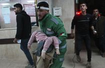  نقل جرحى فلسطينيين في القصف الإسرائيلي على قطاع غزة إلى مستشفى الأقصى في دير البلح. 2024/02/23