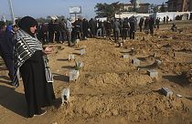 Una mujer palestina reza por un familiar muerto en el bombardeo israelí de la Franja de Gaza en Jan Yunis el lunes 26 de febrero de 2024.