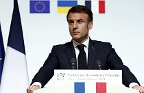 Frankreichs Präsident Emmanuel Macron am Rednerpult der Ukraine-Hilfskonferenz in Paris