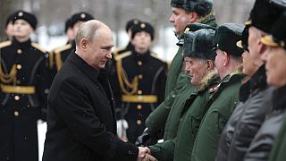 Putin saluda a los veteranos del Ejército ruso. 