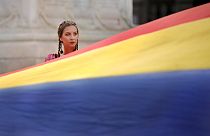 Eine Frau hält eine rumänische Flagge am den Tag der Nationalhymne in Bukarest, den 29. Juli 2019.