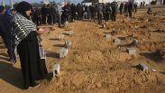 فلسطينية تقرأ الفاتحة على روح أحد أقاربها الذي قُتل في القصف الإسرائيلي على قطاع غزة في خان يونس